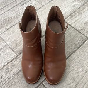 Great condition leather Ugg wedge boots Size 8